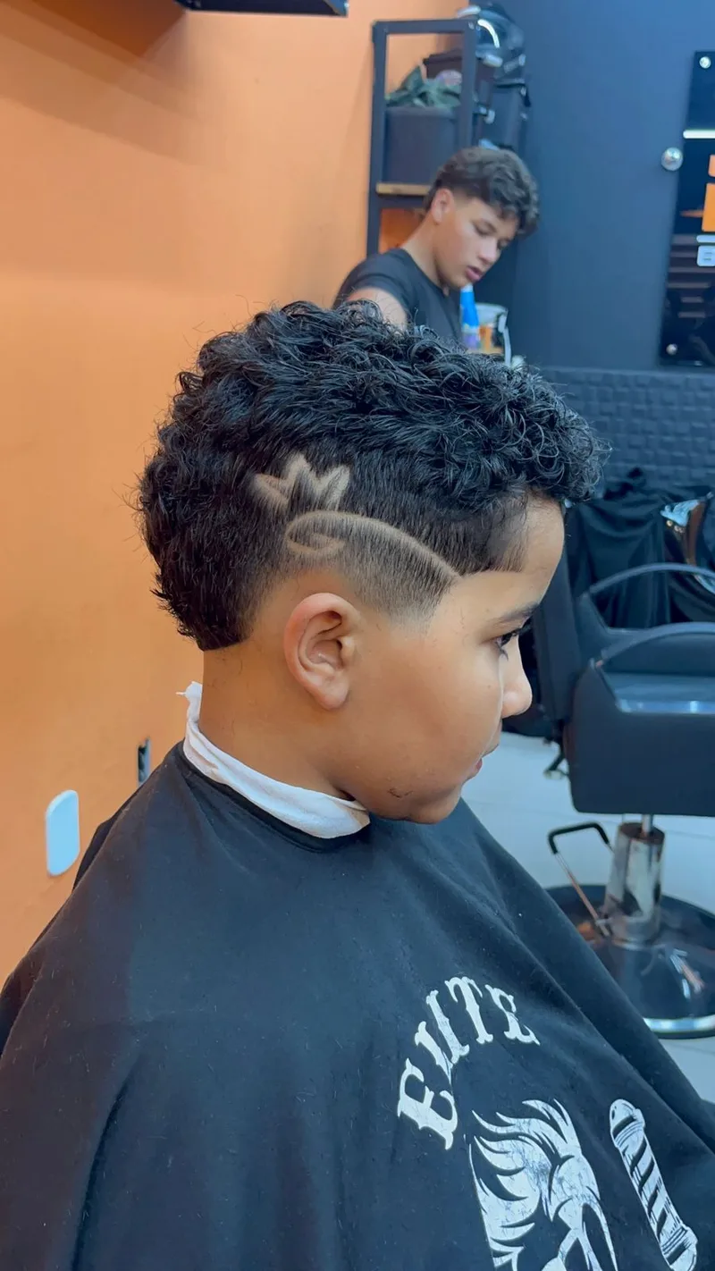 Cacheado com Fade e Visagismo
