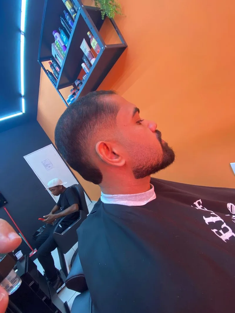 Flat Top com Fade Alto e Barba Desenhada